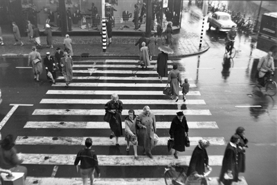 825445 Gezicht op de voetgangersoversteekplaats (zebrapad) op de Lange Viestraat te Utrecht, op de hoek bij de ...